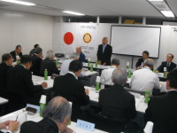 冒頭の挨拶に立つ栗田地区研修リーダー