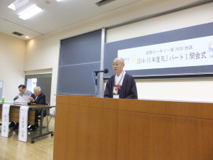 挨拶に立つ北河原公敬ガバナー