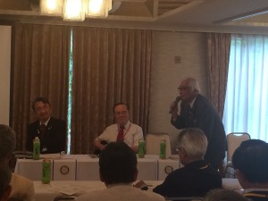 質問に回答する富田謙三パストガバナー