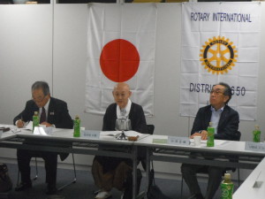 中央　北河原ガバナー
左　有井幹事長
   
右　中澤ガバナーエレクト