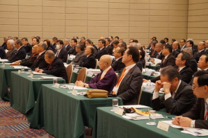 熱心に聴く参加者