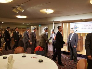 05例会「握手で歓迎」