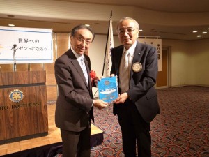 06例会「バナー贈呈」